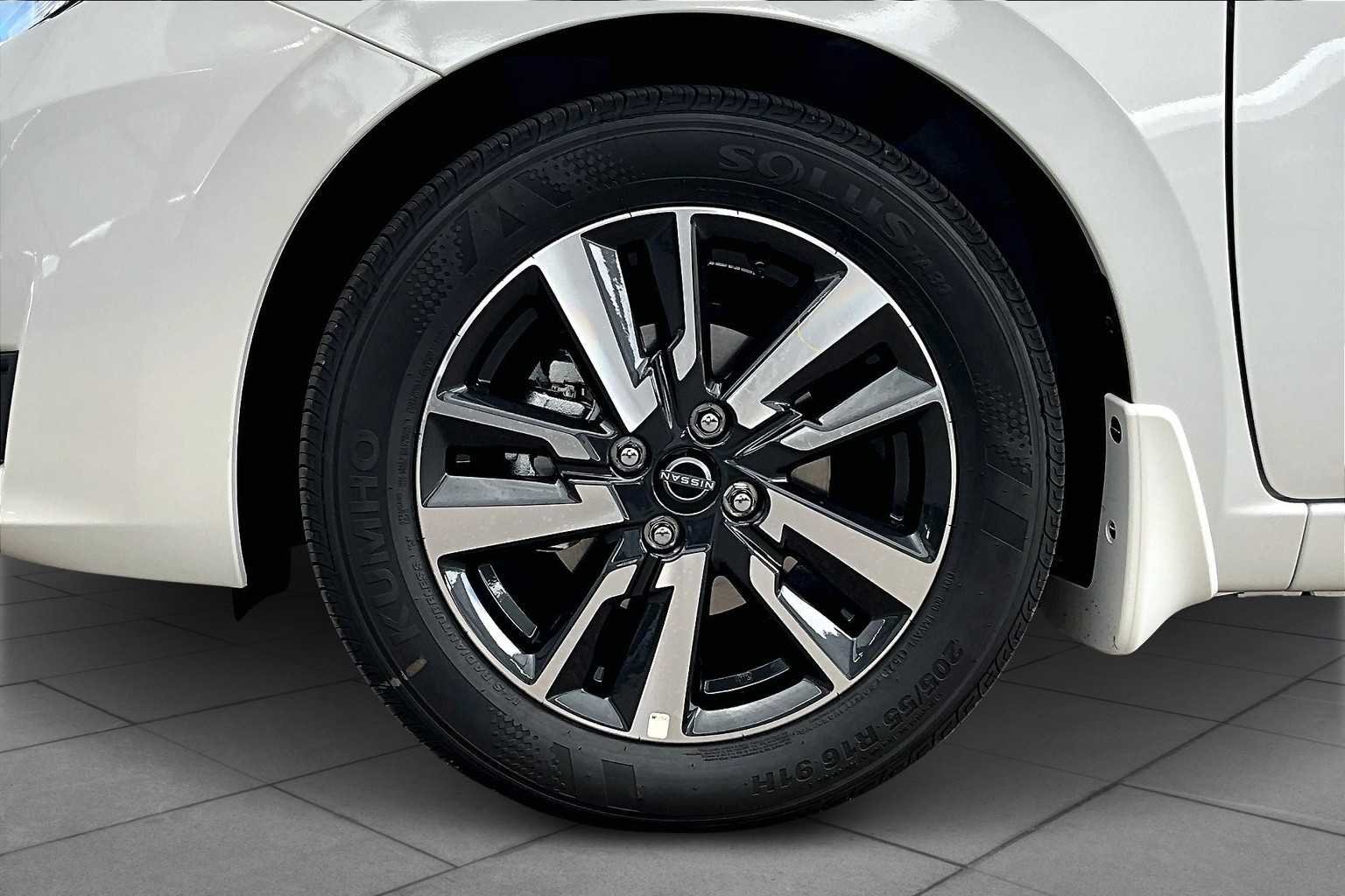 2025 Nissan Versa Sedan SV - Photo 9