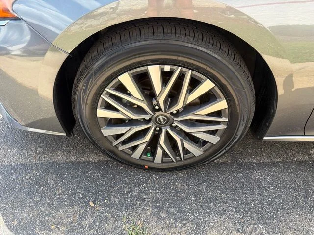 Used 2025 Gray Nissan 2.5 SV image 5