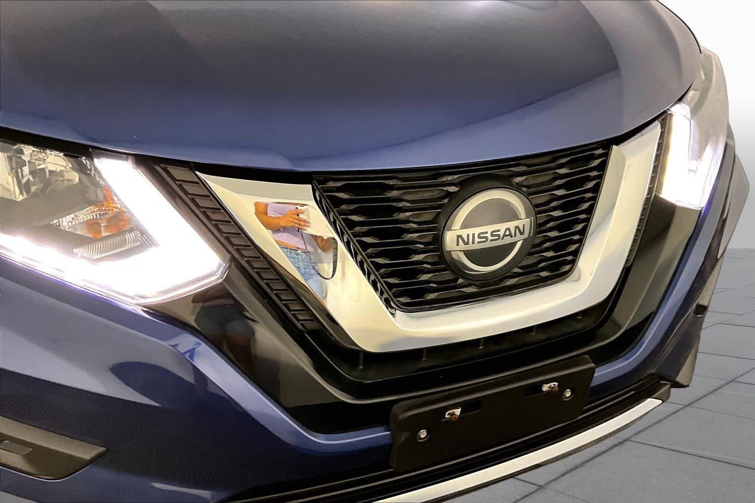 Used 2018 Caspian Blue Nissan SV image 32
