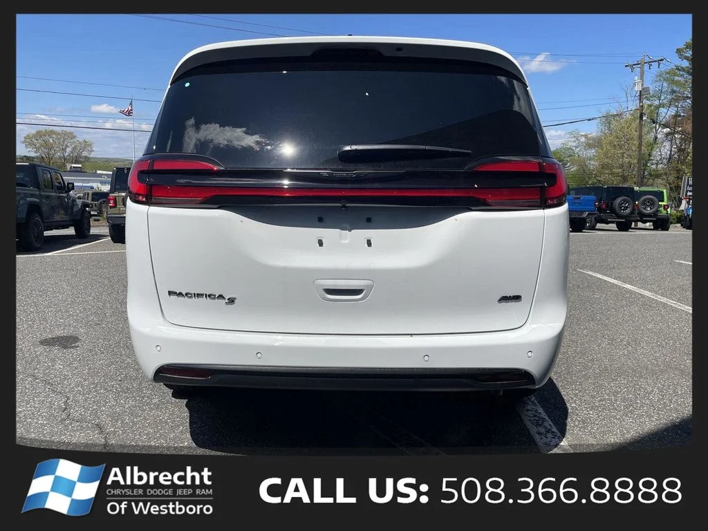New 2026 Bright White Clear-Coat Exterior Paint Chrysler Select image 4