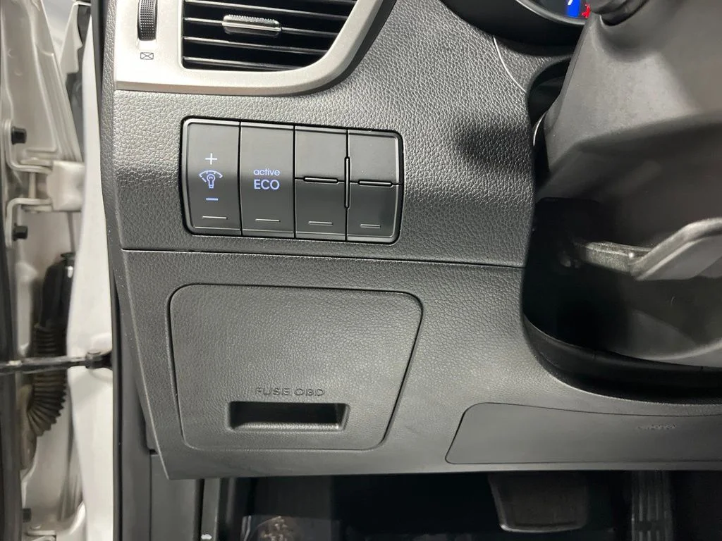 Used 2016 Silver Hyundai Base image 13