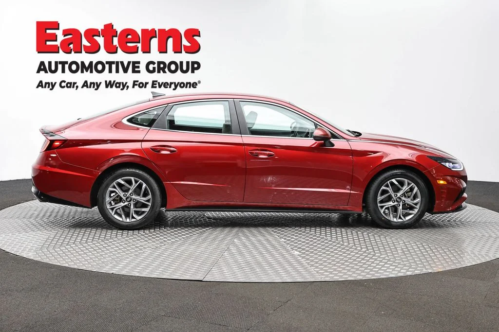 Used 2023 Red Hyundai SEL image 4