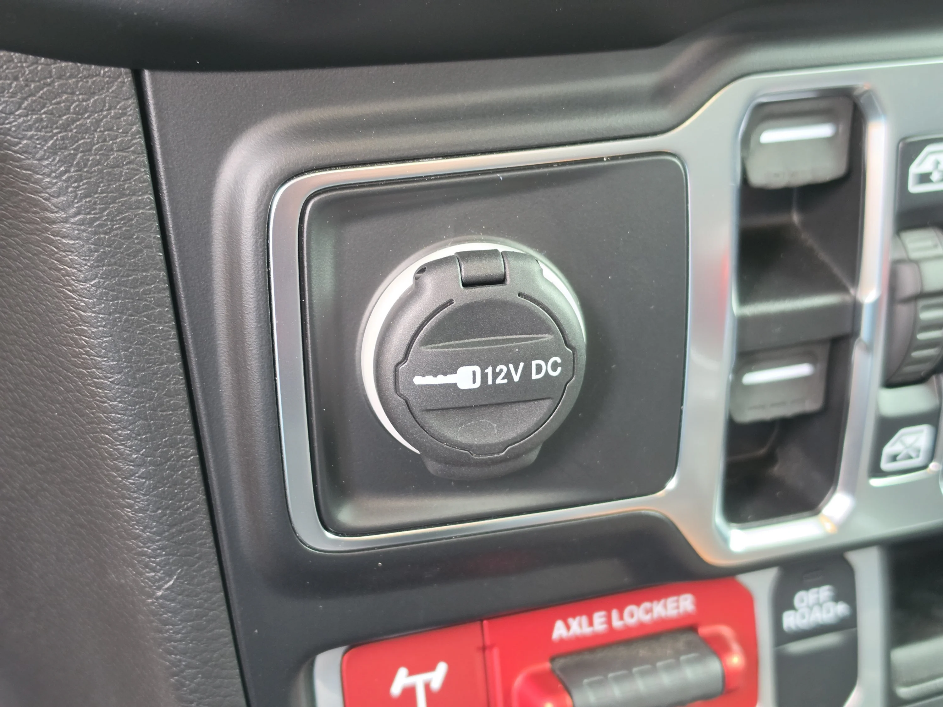 Used 2023 Black Clearcoat Jeep Mojave image 30