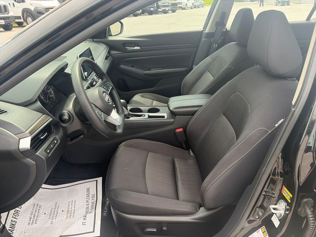 Used 2025 Super Black Nissan 2.5 SV image 10