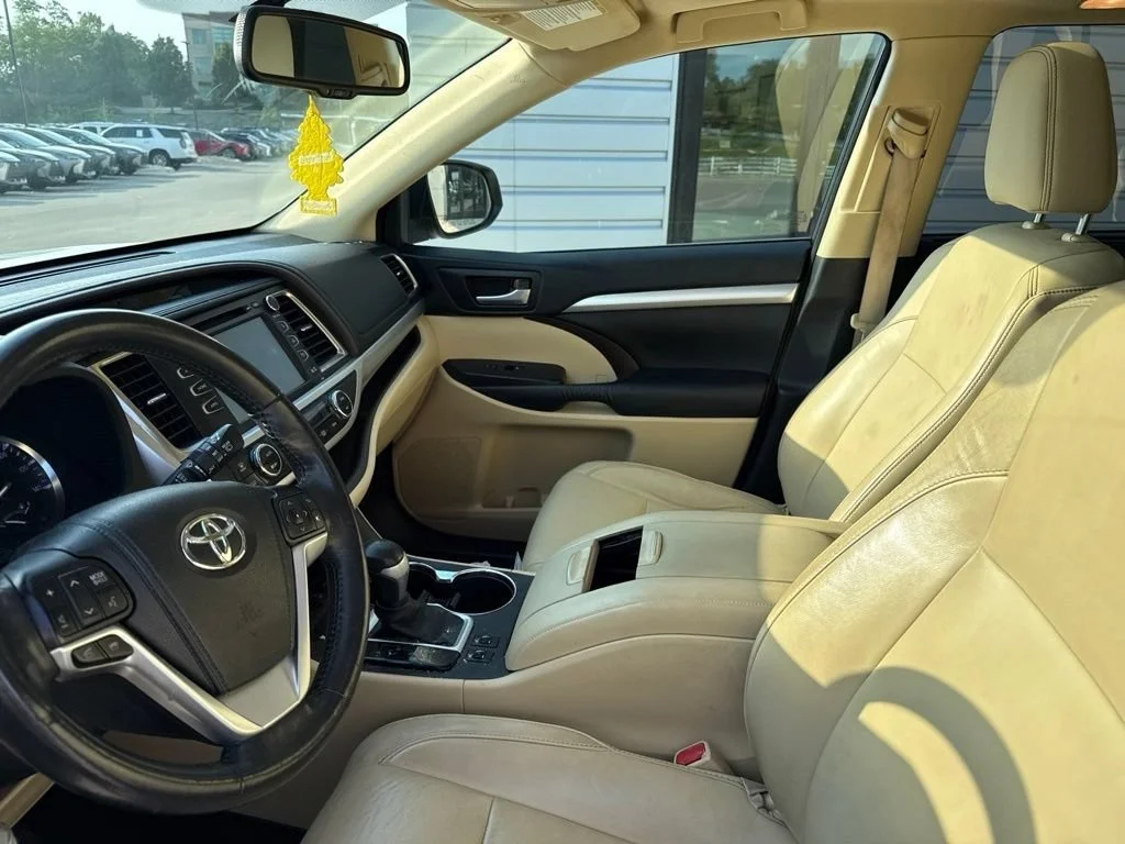 Used 2015 Blizzard Pearl Toyota XLE image 16