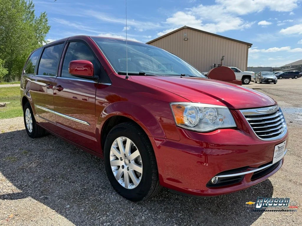 2013 Chrysler Town & Country Touring's photo