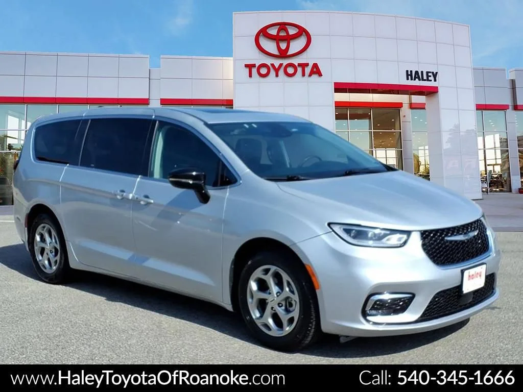 2024 Chrysler Pacifica Limited's photo