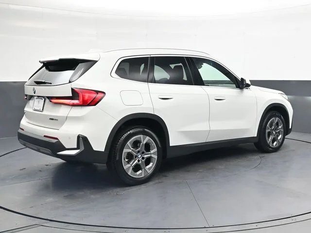 Used 2023 White BMW xDrive28i image 4