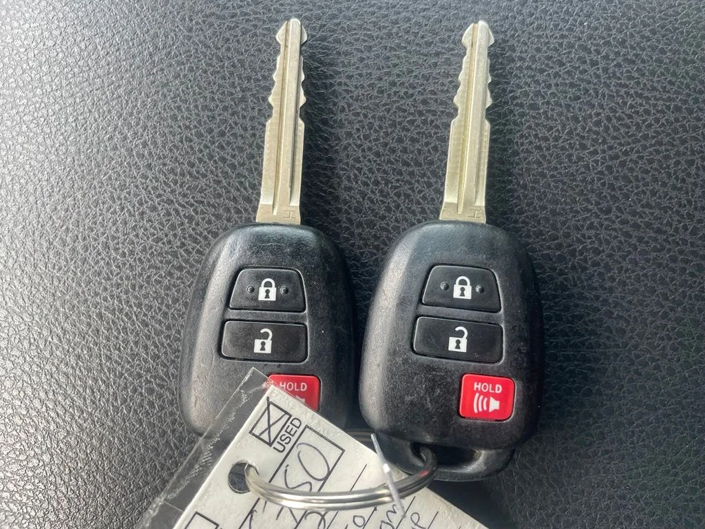 Used 2022 White Toyota SR5 image 18