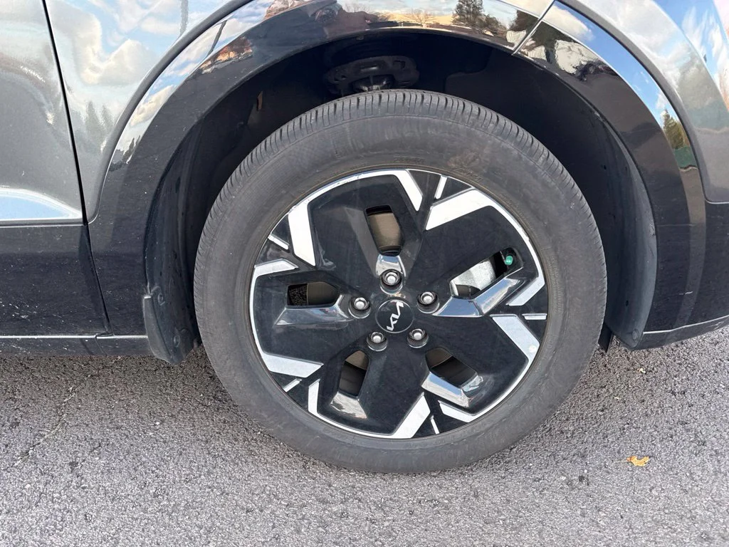 Used 2023 Graphite Gray Kia Wind image 25