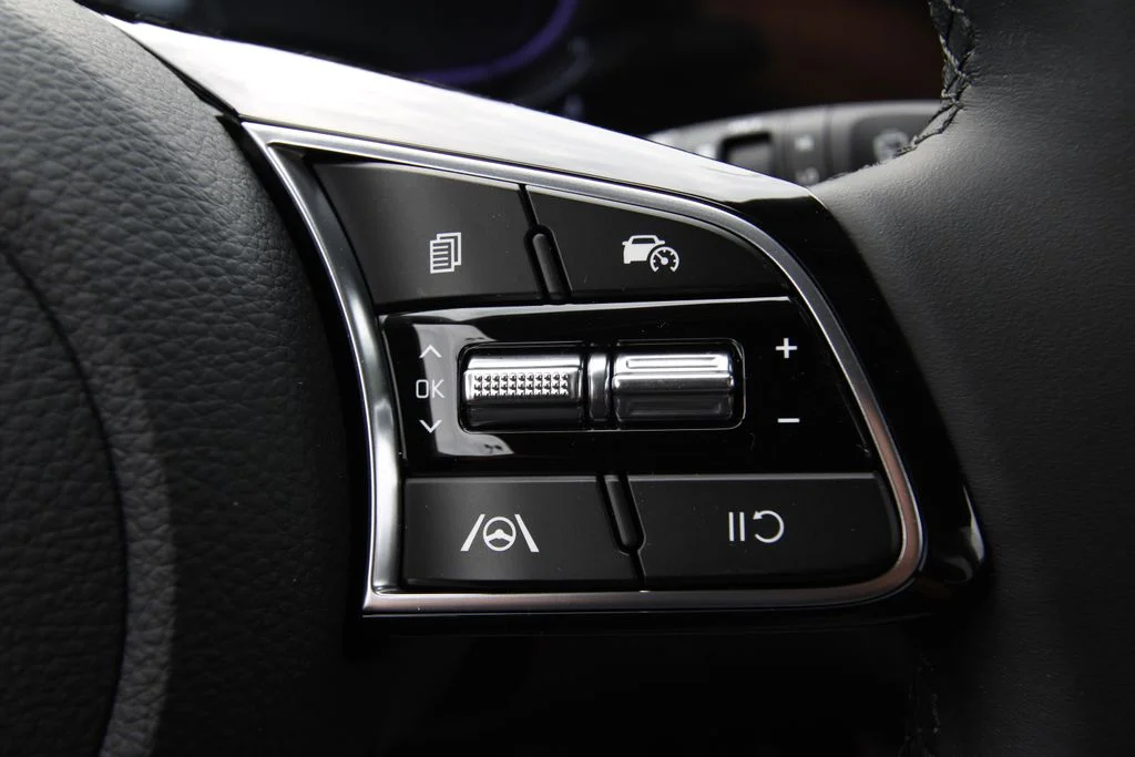 New 2026 Pluton Blue / Black Roof Kia S image 21