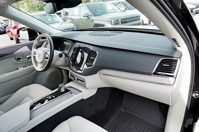 Used 2025 Black Volvo B6 Plus 6-Seater image 9