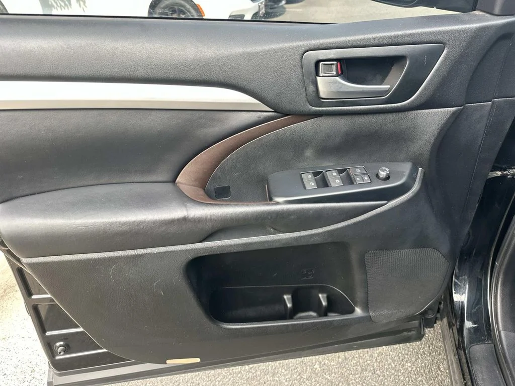 Used 2018 Black Toyota XLE image 12
