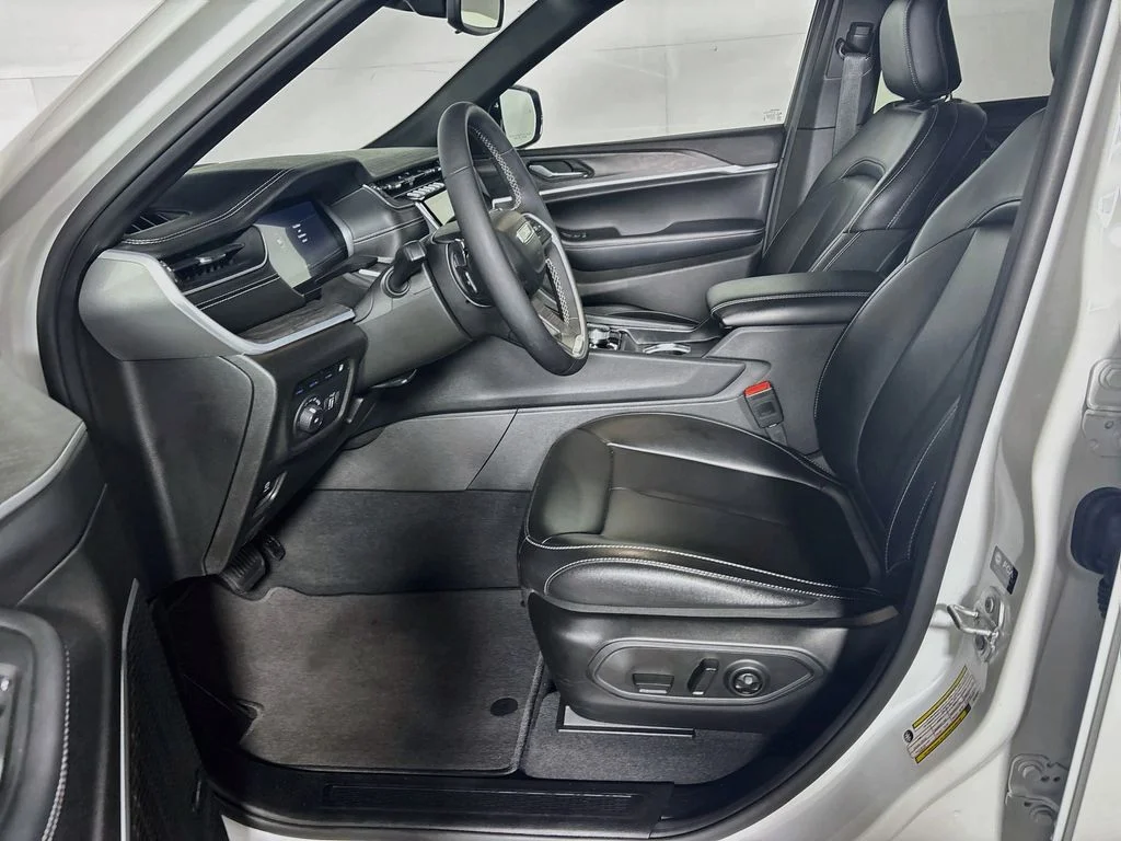 Used 2024 White Jeep 4xe image 11