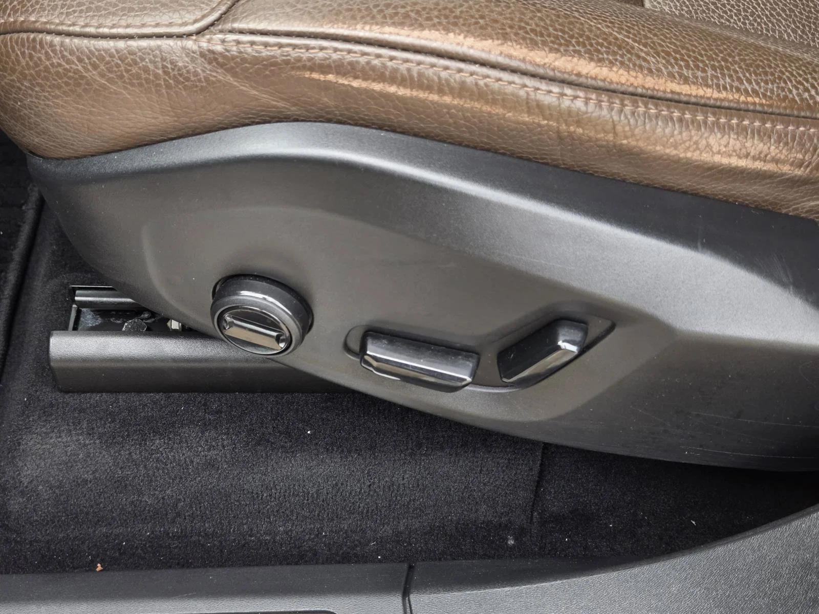 Used 2019 Gray Metallic Volvo Momentum image 29