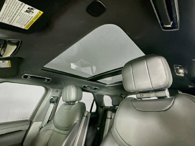 Used 2025  Land Rover SE image 21