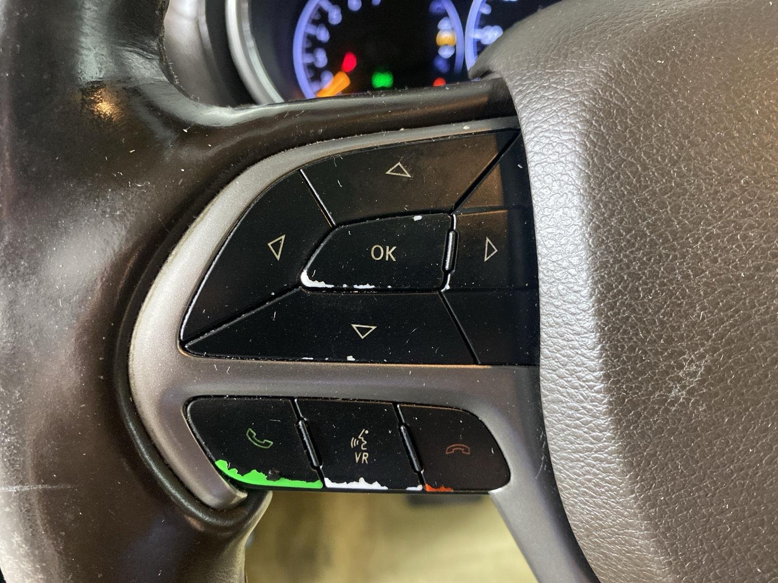 Used 2020 Diamond Black Crystal Pearlcoat Jeep Overland image 25