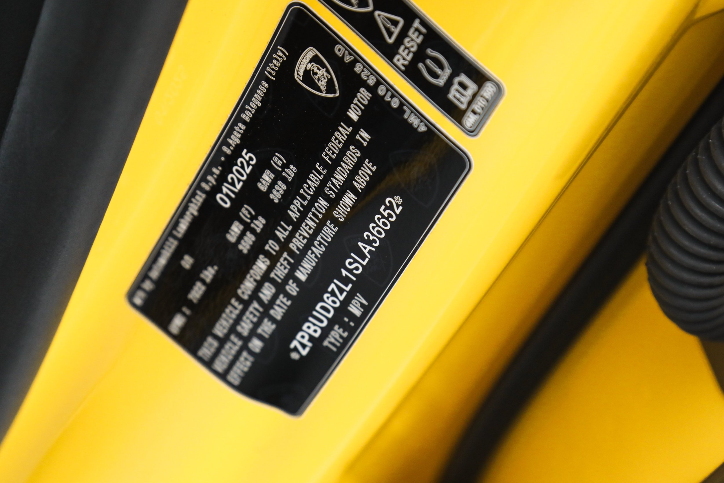 Used 2025 Yellow Lamborghini SE image 39