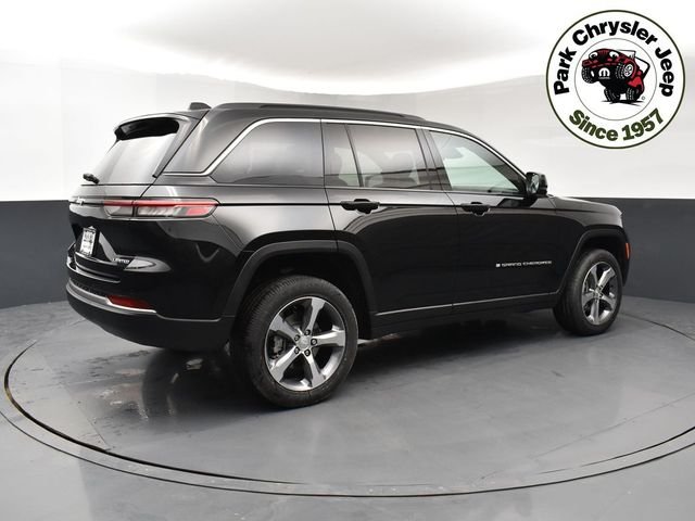 New 2026 Diamond Black Crystal Pearl-Coat Exterior Paint Jeep Limited image 6