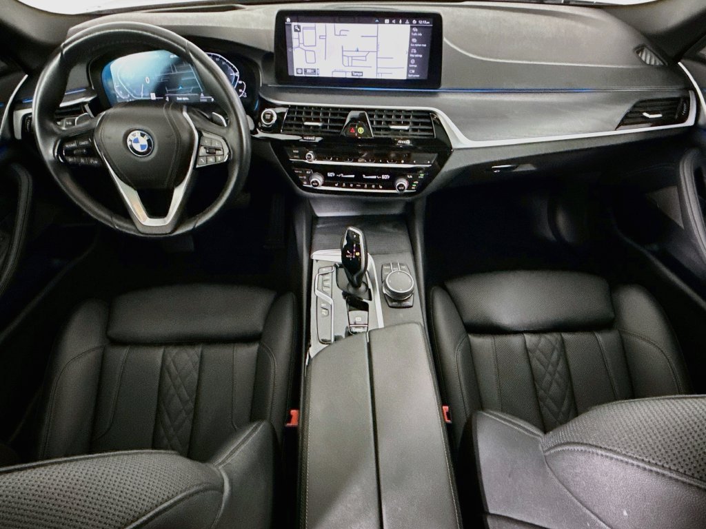 Used 2022 Dark Graphite BMW 530e iPerformance image 13