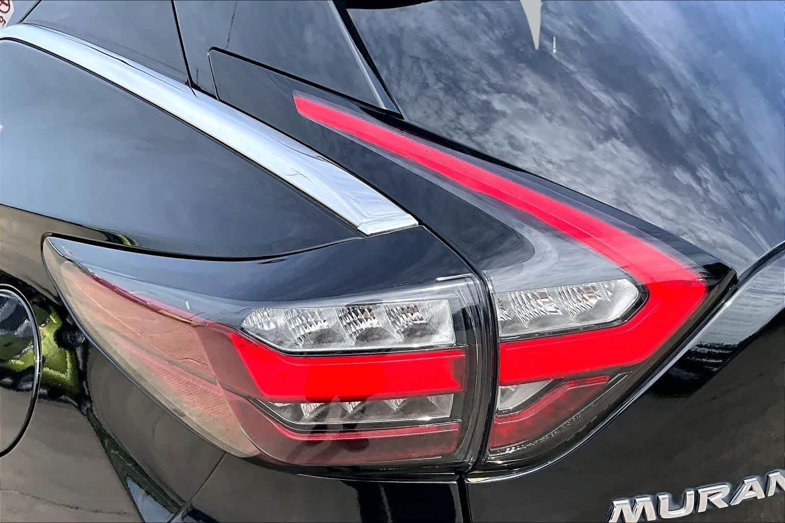 Used 2020 Super Black Metallic Nissan S image 28