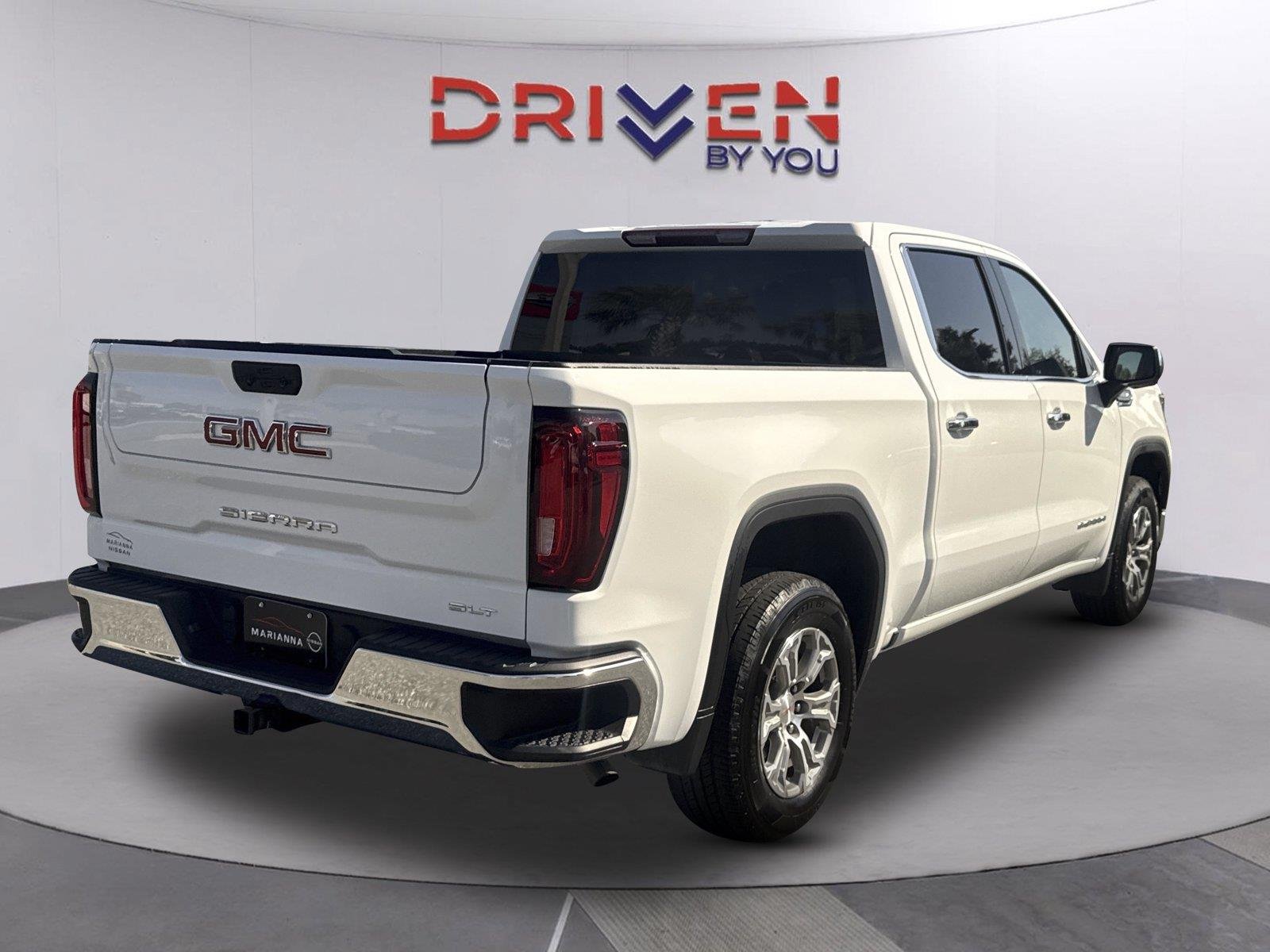 Used 2025 SUMMIT WHITE GMC SLT image 3