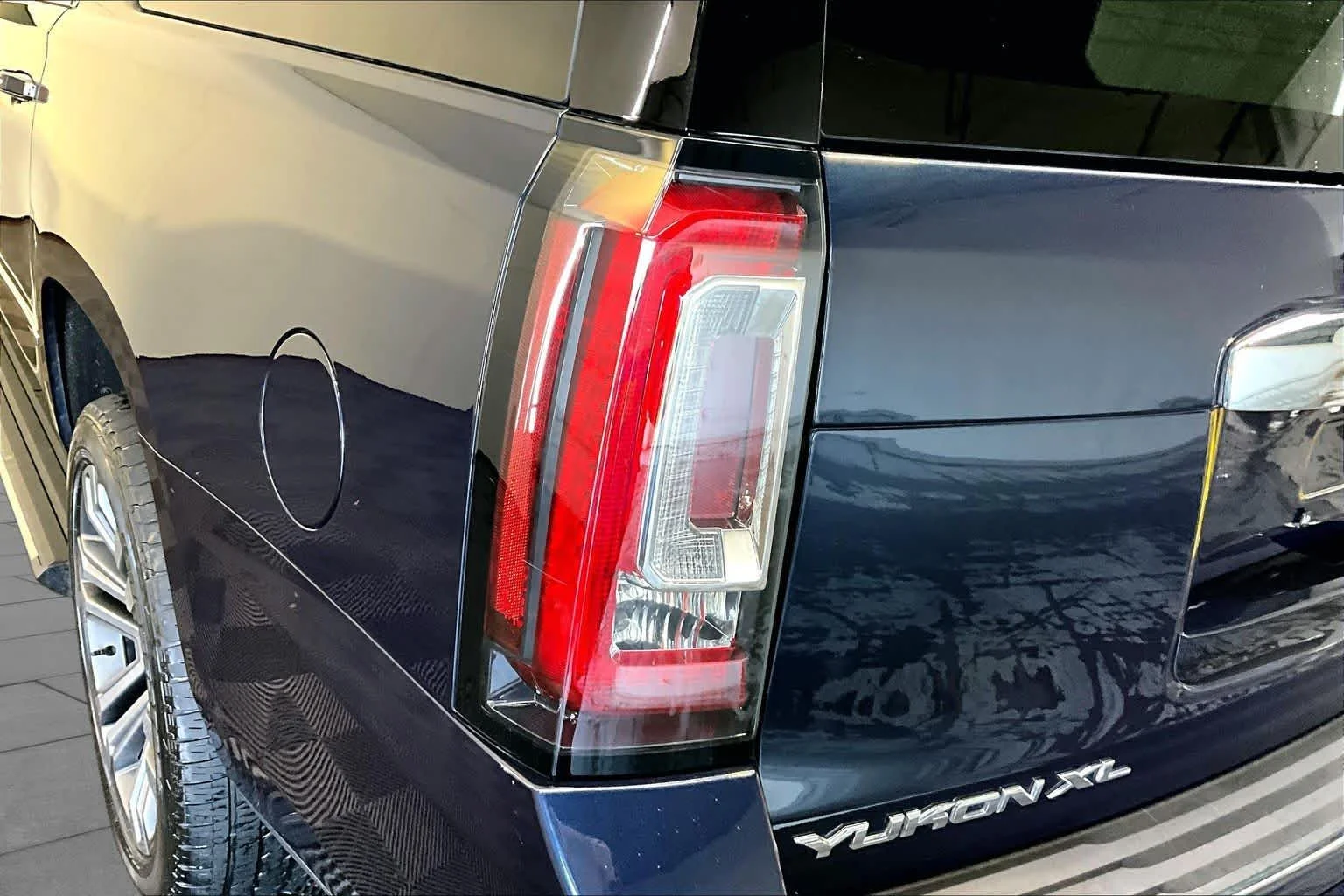 Used 2020 Dark Sapphire Blue Metallic GMC Denali image 28