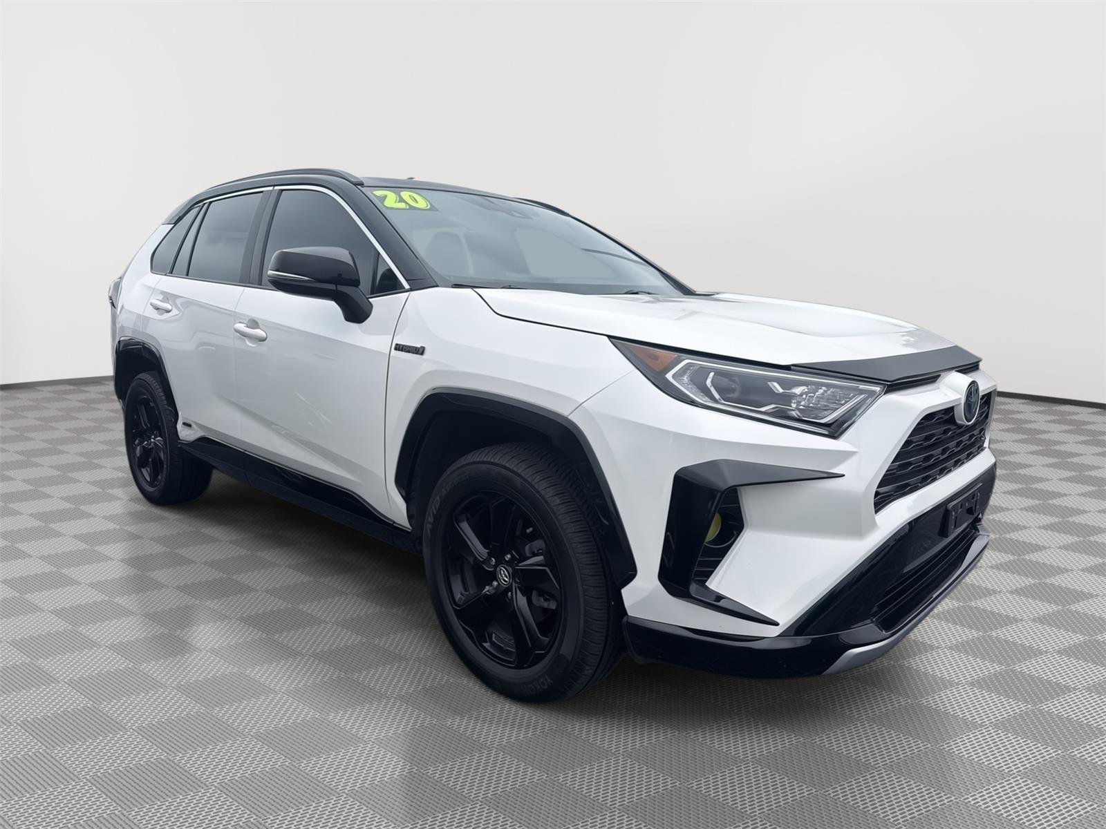 Used 2020 Blizzard Pearl w/Midnight Black Metallic Roof Toyota Hybrid XSE image 18