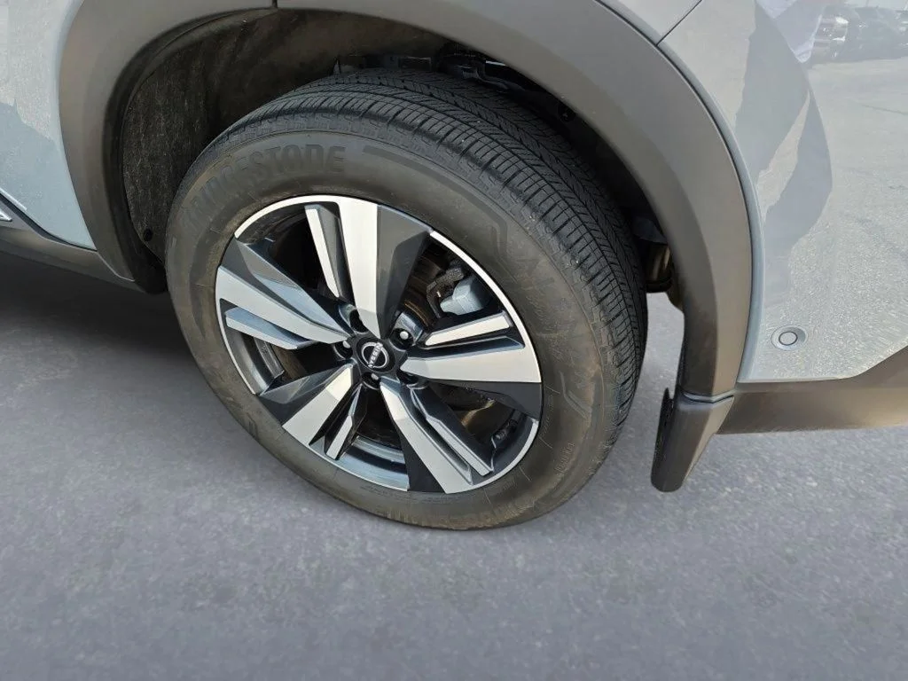 Used 2023 Gray Nissan SL image 7