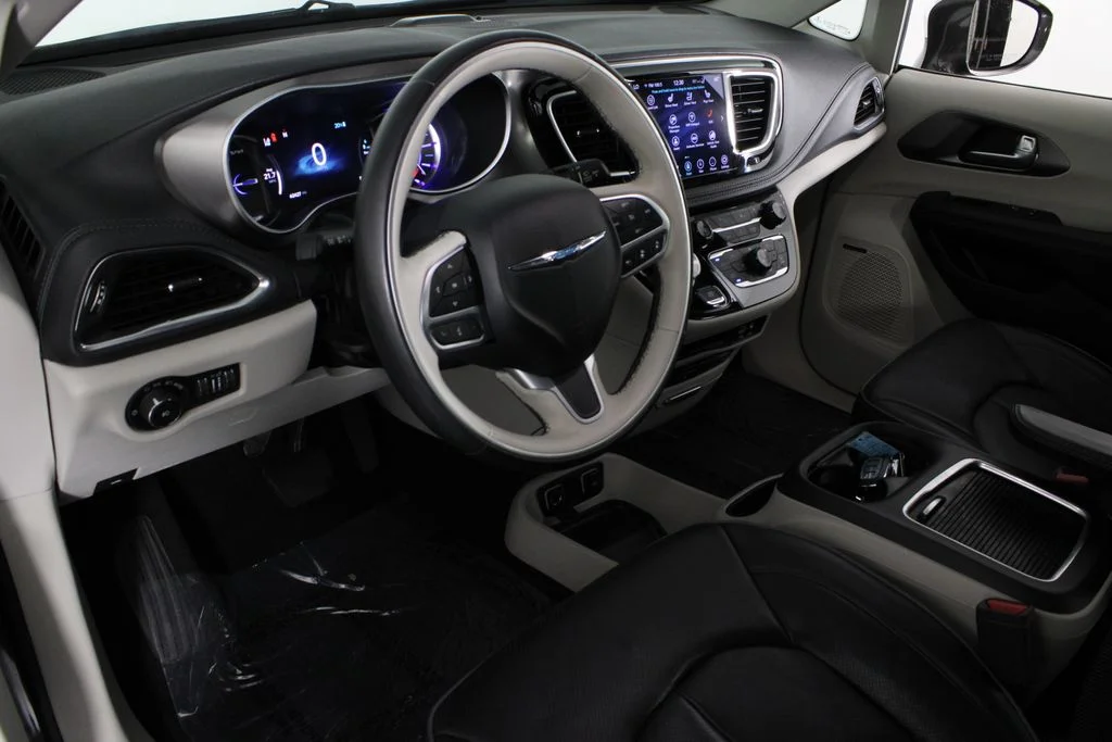 Used 2018 Gray Chrysler Limited image 18