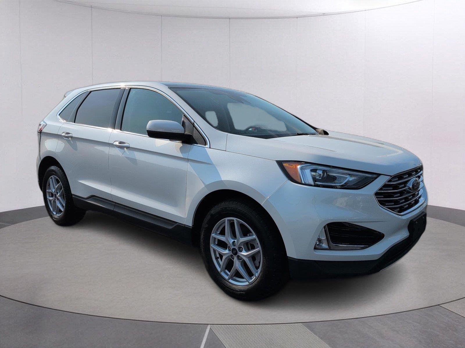 Used 2021 Star White Metallic Tri-Coat Ford SEL image 9