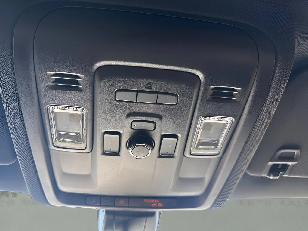 Used 2022 WHITE FROST TRICOAT GMC SLT image 28