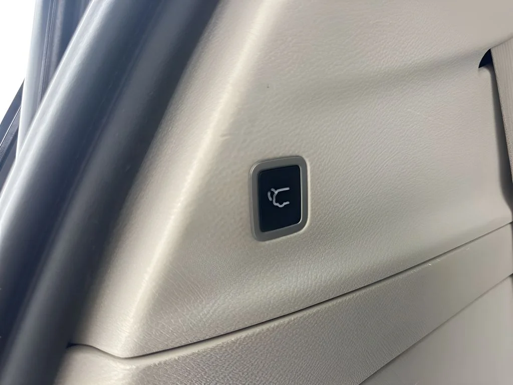 Used 2022 Silver Chrysler Limited image 31