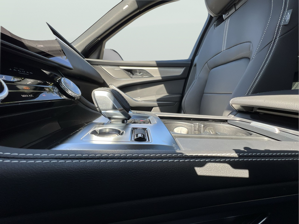 Used 2025  Jaguar P400 R-Dynamic S image 26