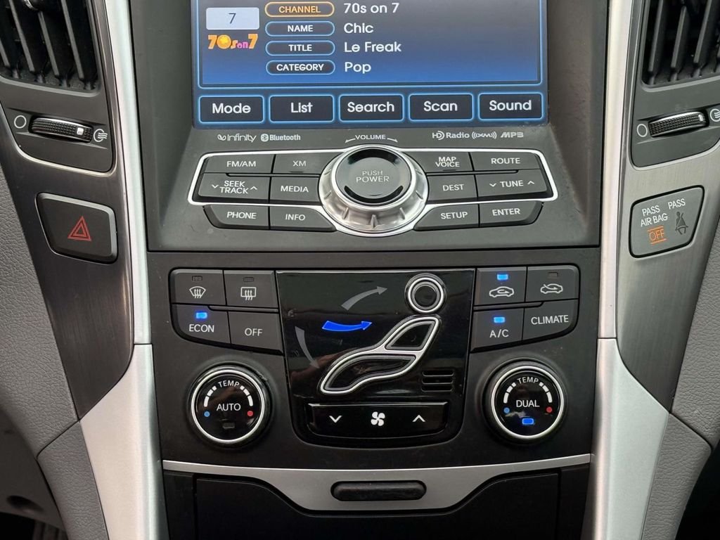 Used 2012 Silver Frost Metallic Hyundai Base image 21