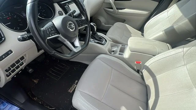 Used 2017 Blue Nissan SL image 17