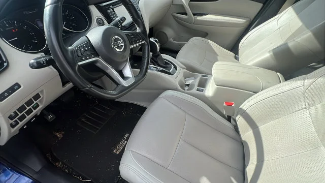 Used 2017 Blue Nissan SL image 17