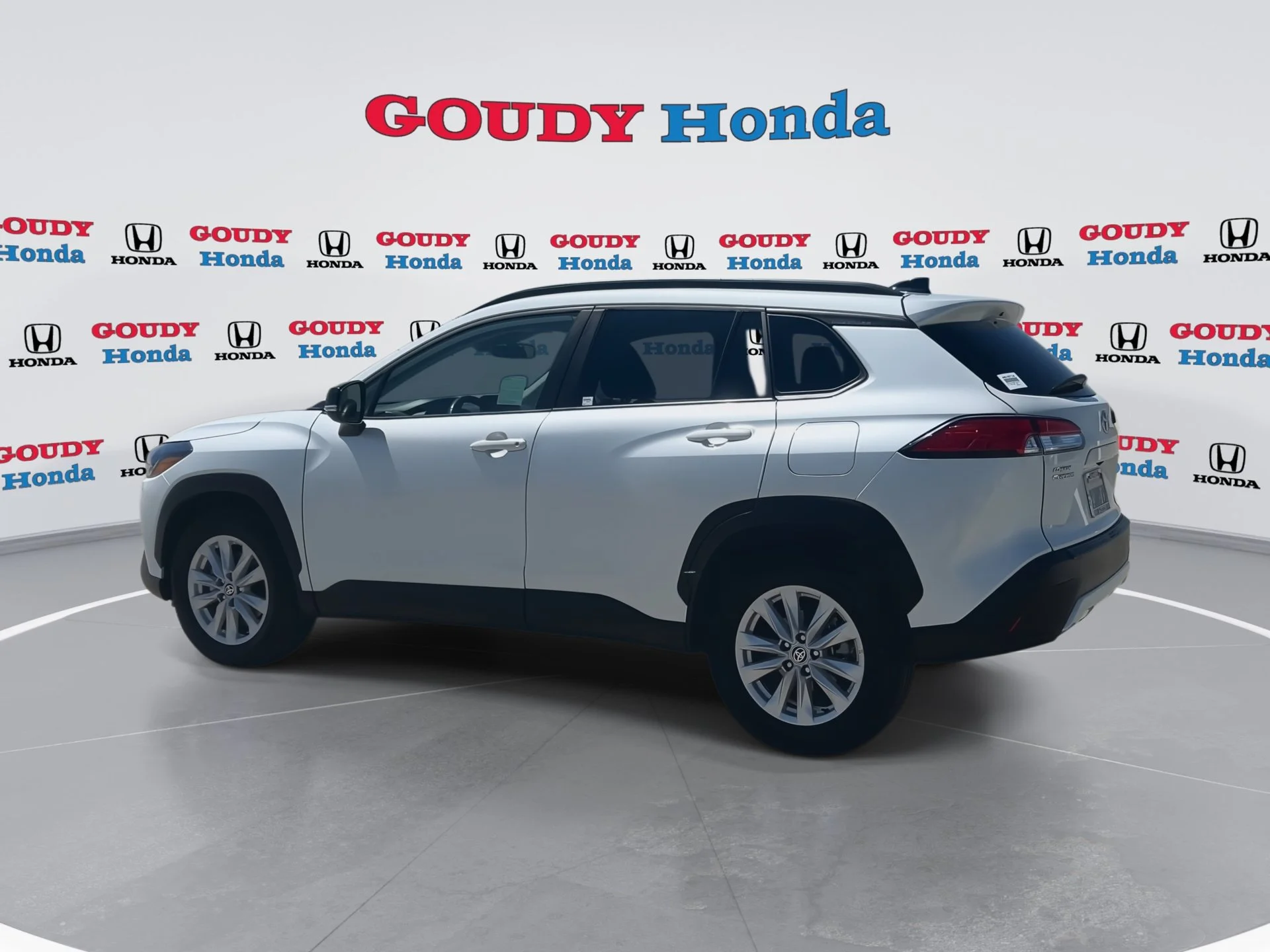 Used 2025 Pearl Toyota LE image 6