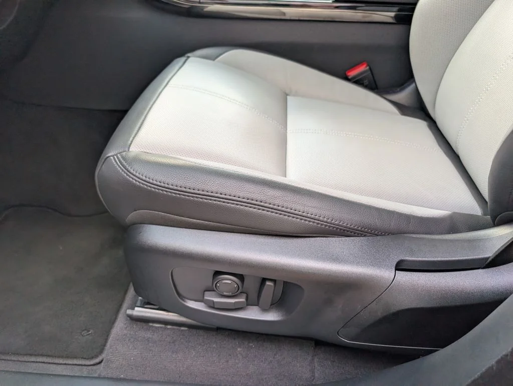 Certified Used 2025 Gray Land Rover Dynamic SE image 22