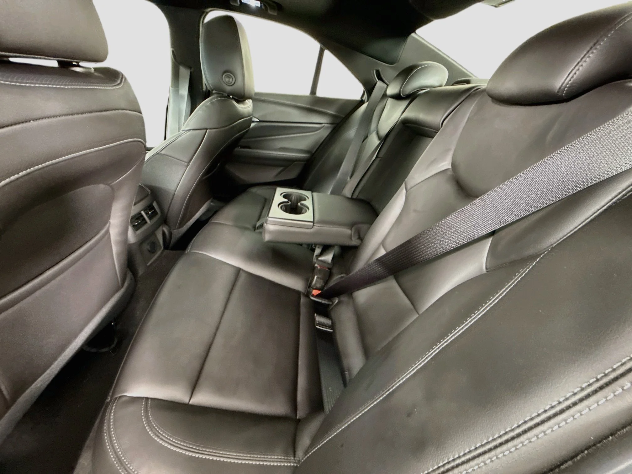 Used 2022 SUMMIT WHITE Cadillac Luxury image 27