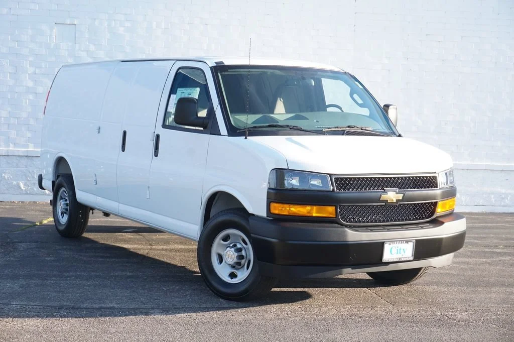 New 2026 Summit White Chevrolet WT image 2
