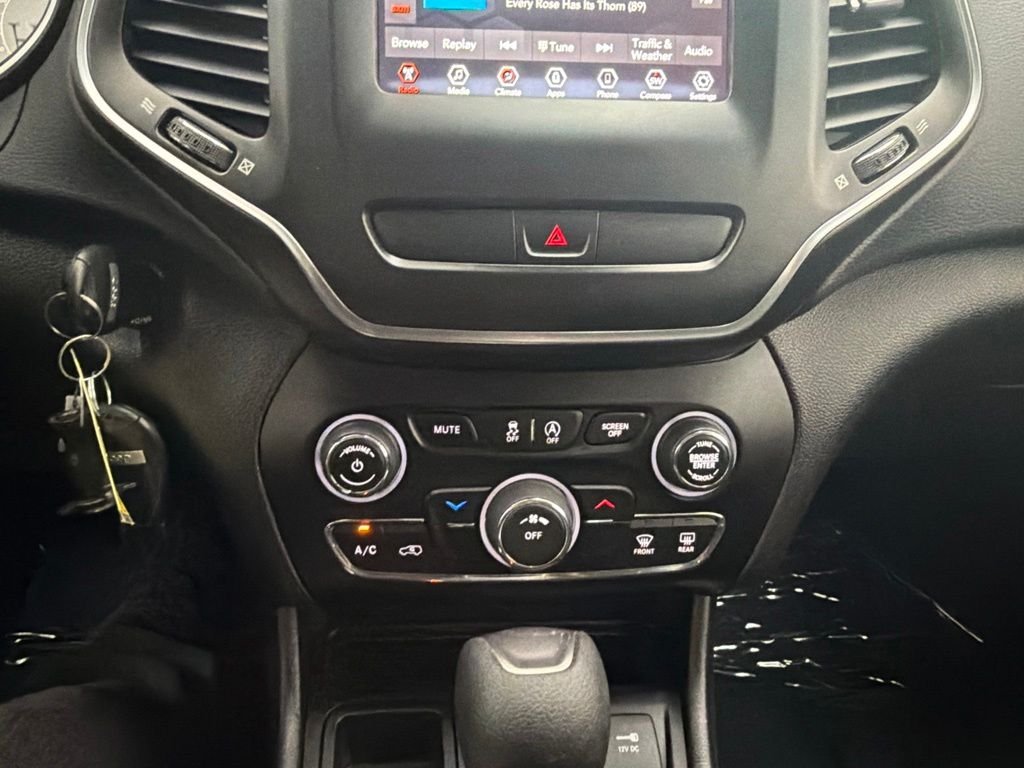 Used 2020 White Jeep Latitude image 34
