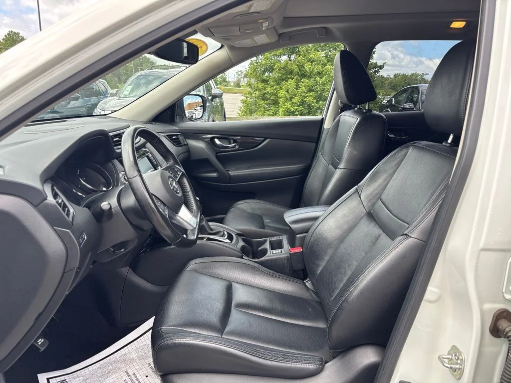 Used 2018 White Nissan SL image 20