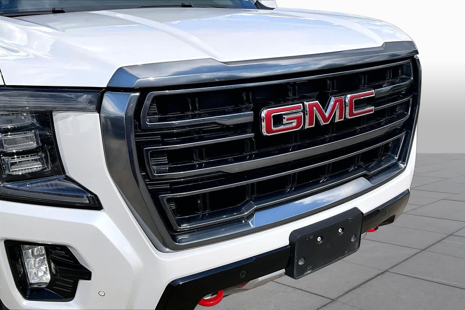 Used 2022 White Frost Tricoat GMC AT4 image 28