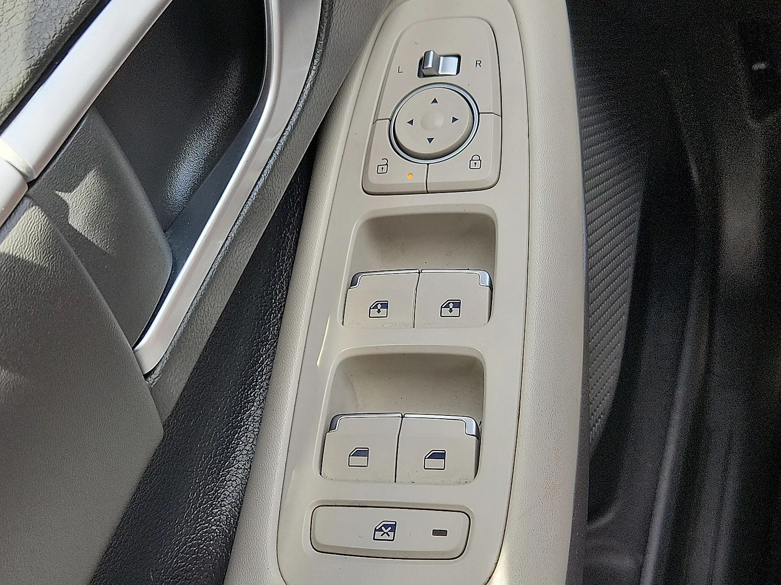 Used 2025 White Hyundai SEL image 21