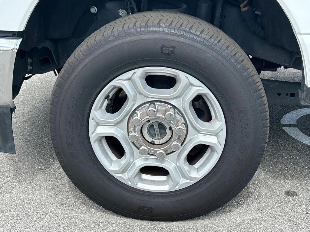 Used 2025 Oxford White Ford XLT image 46