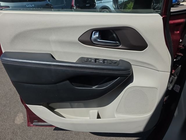 2023 Chrysler Voyager LX - Photo 18