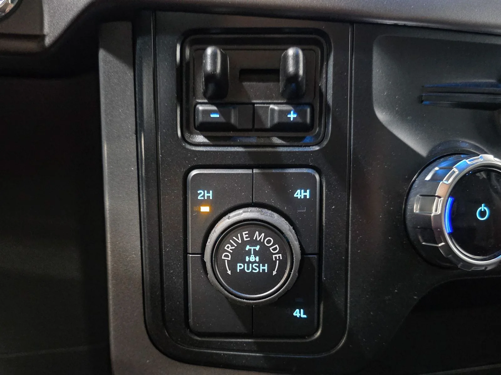 2025 Ford F-150 XLT - Photo 32