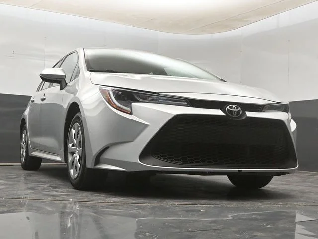 Used 2022 Silver Toyota LE image 18