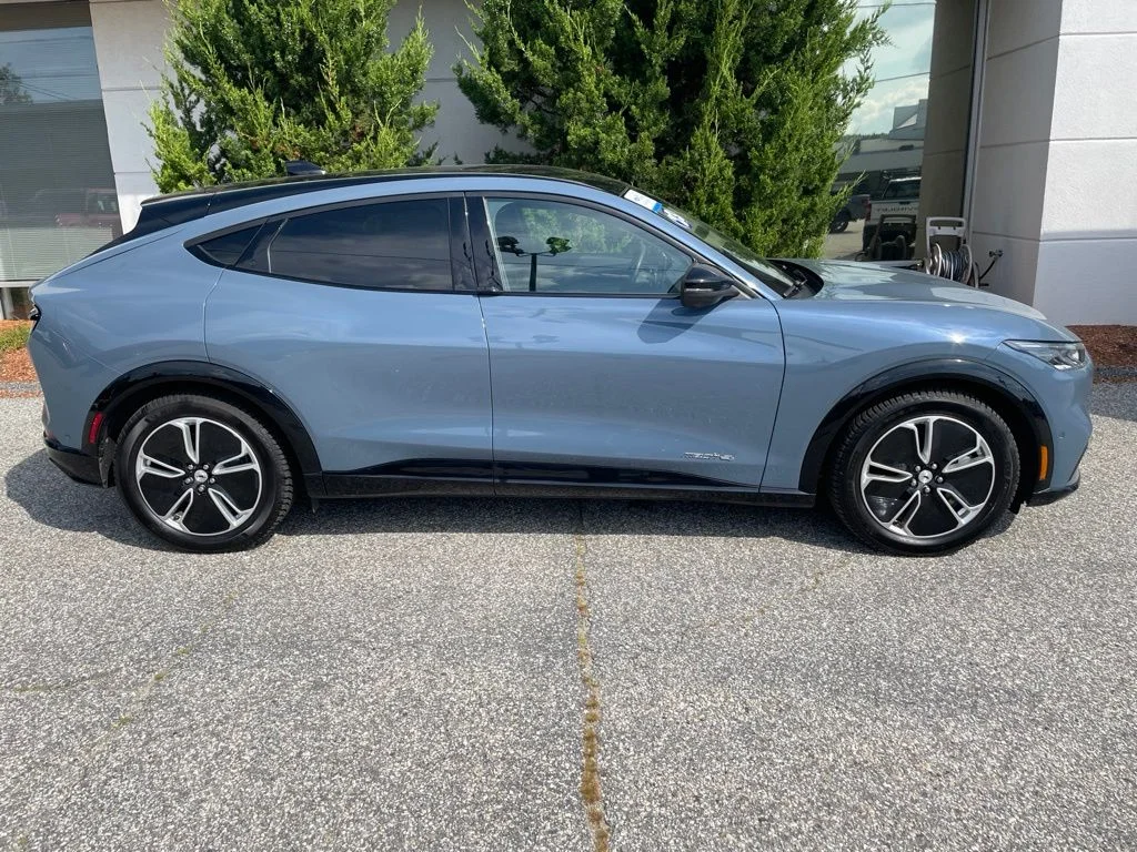 Used 2023 Vapor Blue Ford Premium image 3